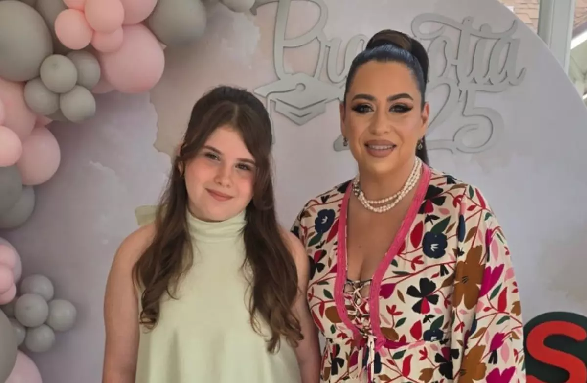 Val de critici pentru Oana Roman pentru felul in care s-a imbracat fiica ei la banchet: 'Nu e ok la varsta asta!”