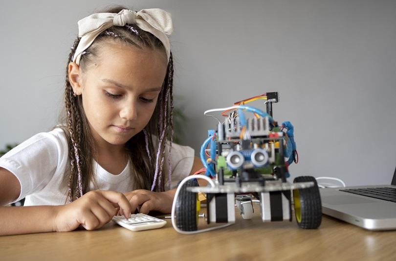 Robotica pentru copii: Varsta potrivita, beneficii si cum stii daca e alegerea corecta