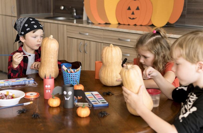 Cum organizezi o petrecere de Halloween pentru copii: costume, gustari si decoruri magice