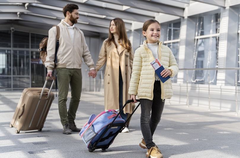 Vacanta cu copii mici: sfaturi utile pentru drumuri lungi, aeroport si bagaje organizate fara stres