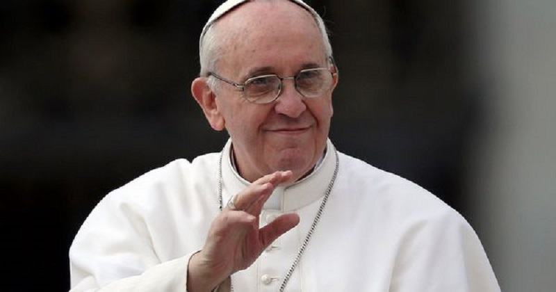 Papa Francisc, mesaj puternic pentru parinti si bunici: Renuntati la telefoane in timpul mesei si comunicati