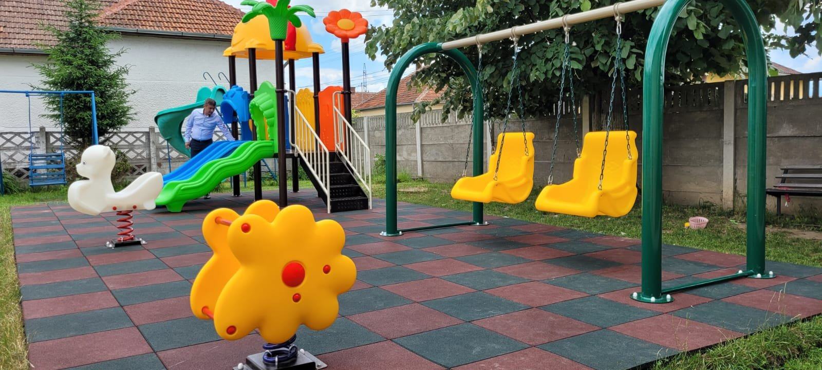 Barbat atacat cu un cutit intr-un parc din Targu Mures, in timp ce isi astepta copilul. Ce spun anchetatorii