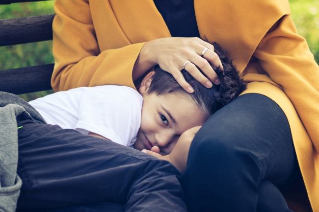 4 greseli pe care le faci in cresterea copilului atunci cand il protejezi prea mult