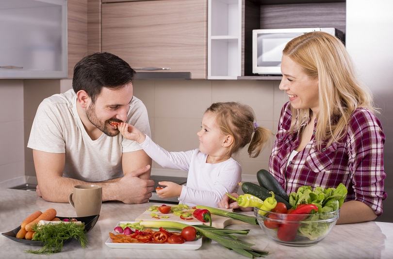 Cum sa-i oferi copilului o alimentatie sanatoasa cu carne cand parintii sunt vegetarieni