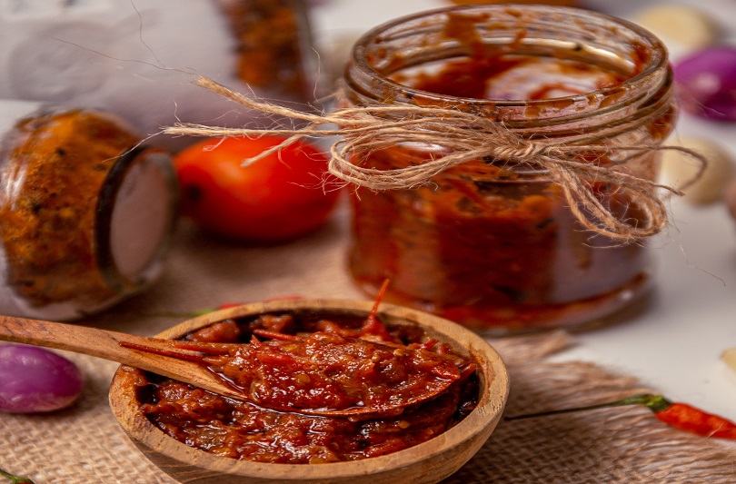 Cum faci zacusca traditionala romaneasca – secretele gospodinelor pentru un gust desavarsit
