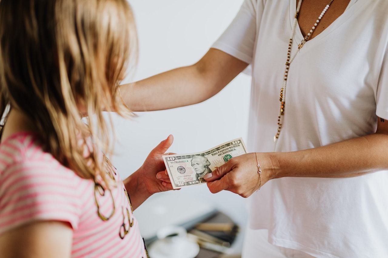 Cum inveti copilul despre bani si valoarea lor?