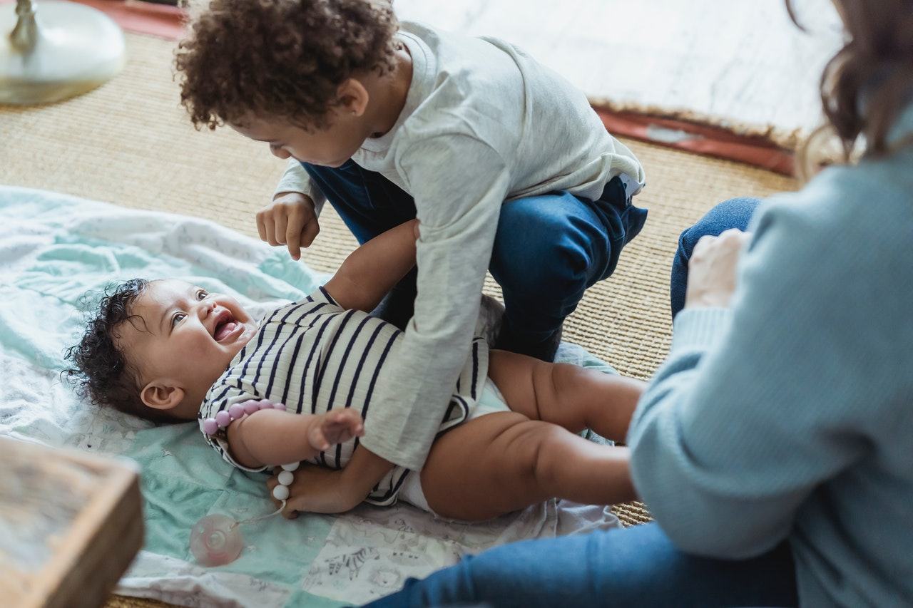 Socializarea la bebelusi. Cand isi face copilul primii prieteni?