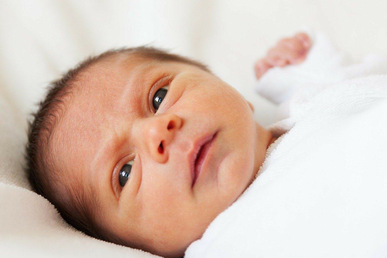 Plagiocefalia la bebelusi. Cum previi "turtirea" capului la nou nascuti