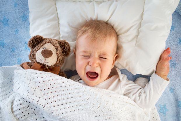10 greseli ale parintilor care fac copiii sa planga noaptea. Tu le faci?