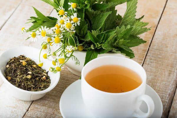 Stimularea lactatiei: ceaiuri sigure si plante interzise