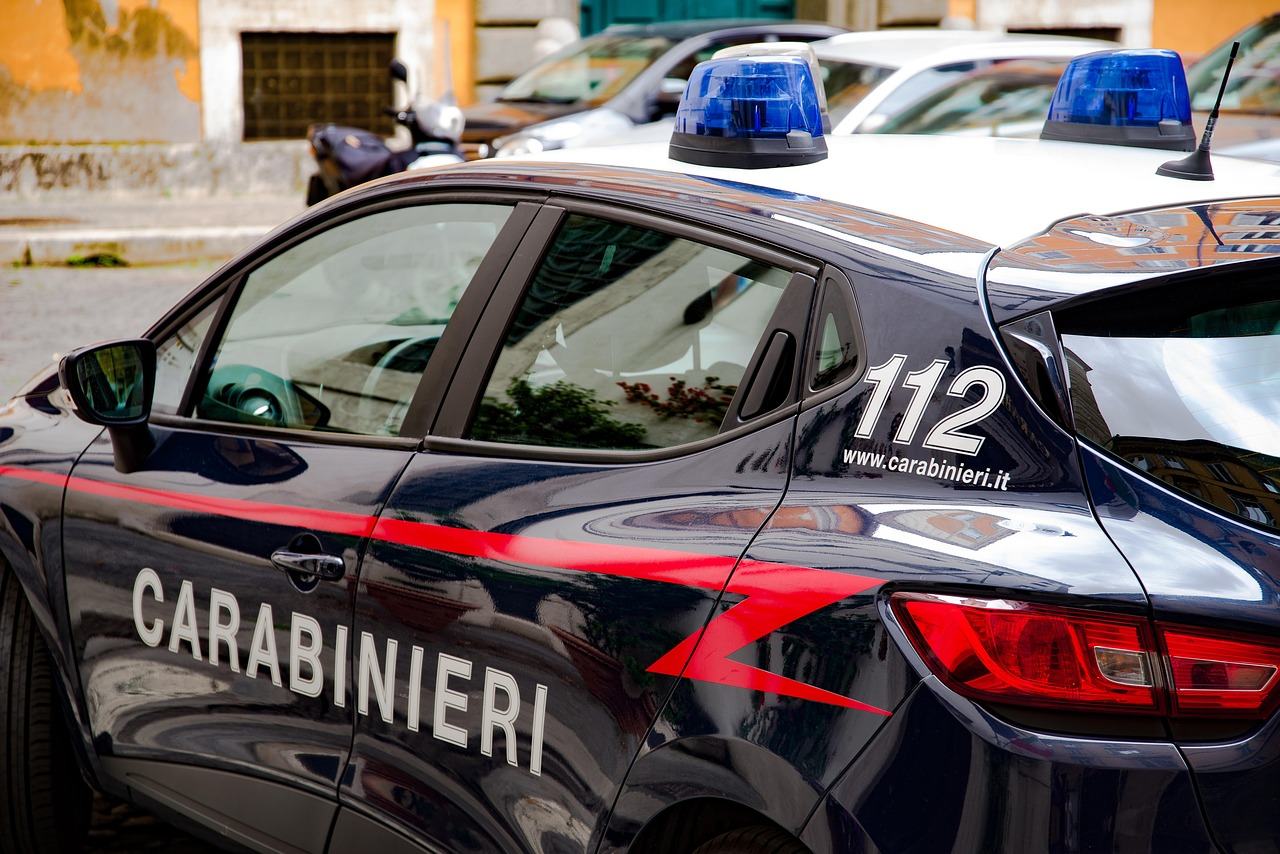 O romanca, anchetata in Italia dupa ce copilul ei de 2 ani a cazut din masina in mers