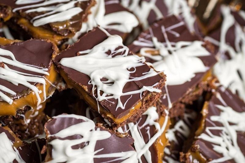 Spumoasa Roz Prajitura Snickers – reteta delicioasa cu blat fraged, caramel si crema ...