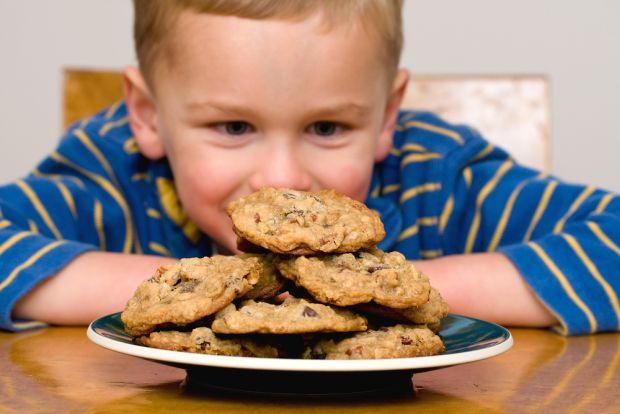 Cum iti convingi copilul sa nu mai manance dulciuri. 3 strategii inteligente