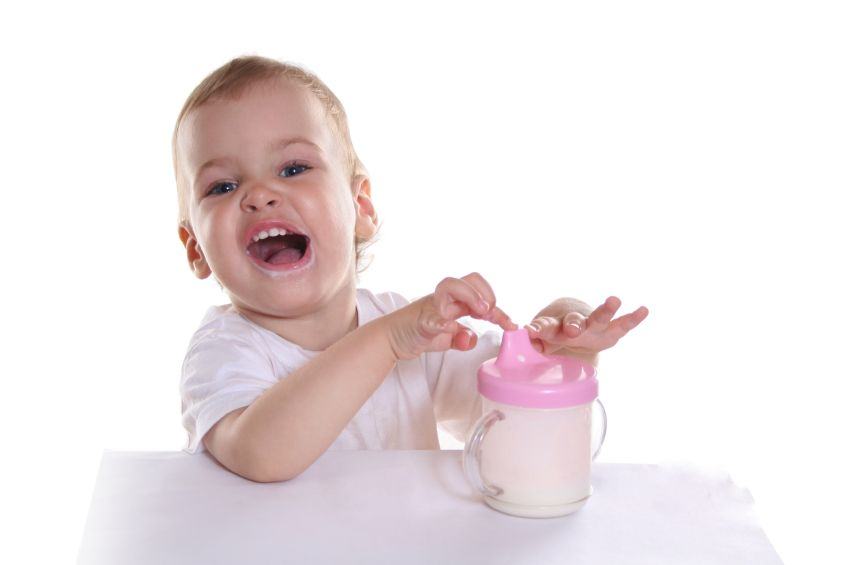 Laptele, alimentul minune pentru cresterea copilului