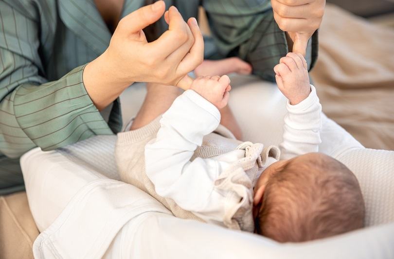 La ce varsta incepe bebelusul sa apuce obiecte intentionat