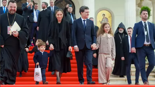 Ce-au gasit credinciosii in pungile primite de la Catedrala Mantuirii Neamului. Antim, baiatul cel mic al lui Nicusor Dan, cel mai incantat dintre tot