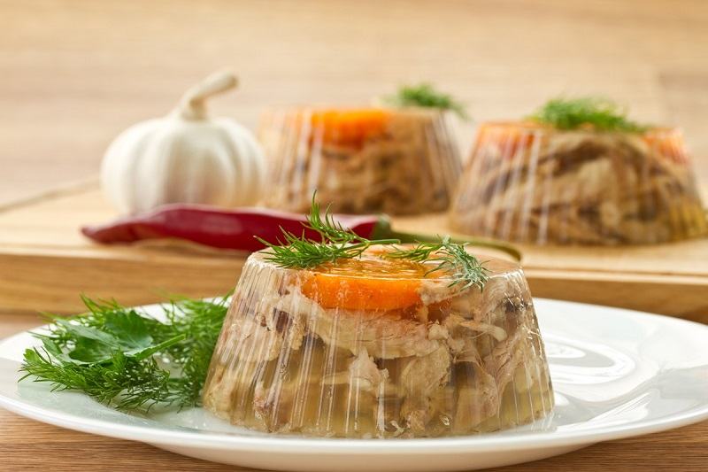 Reteta de piftie de porc – cum se face piftia traditionala cu usturoi, aspic limpede si carne gelatinoasa
