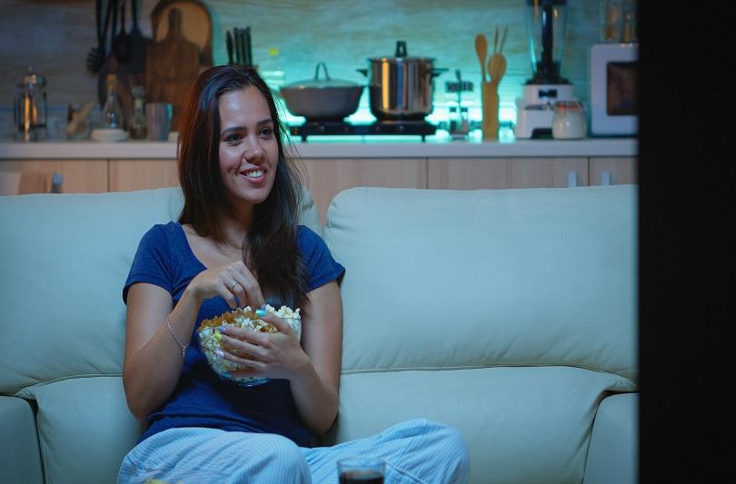 Rasul in sarcina cu risc: Cum reduce stresul si 5 recomandari de filme amuzante
