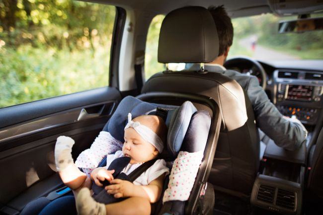 Pana la ce varsta este bine sa asezi copilul intr-un scaun auto rear facing?