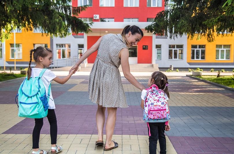 Cum ne purtam la scoala? Reguli de bune maniere pentru copii si parinti
