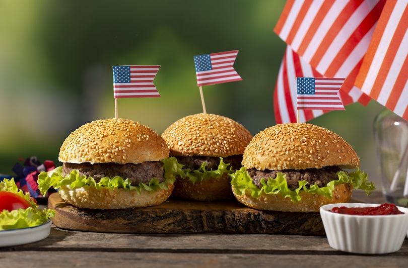 Burger American – Reteta traditionala gatita in fiecare casa de 4 Iulie