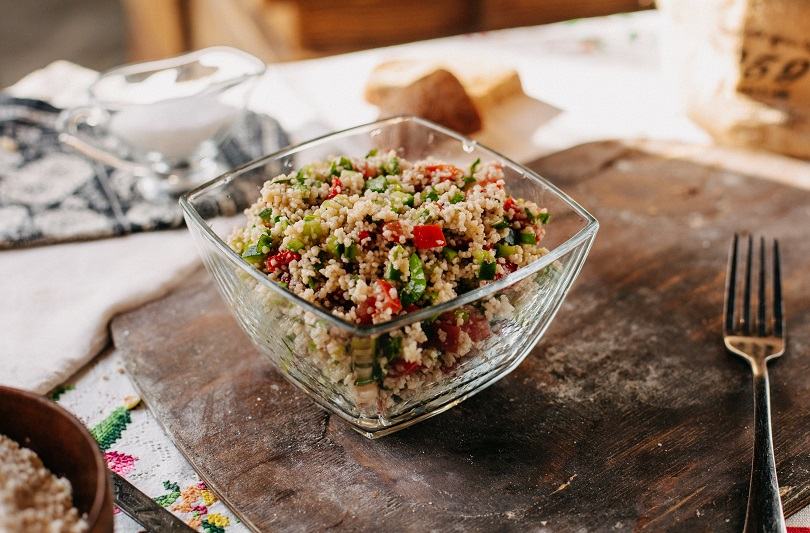 Salata de bulgur cu lamaie, verdeata si legume proaspete. Reteta usoara cu arome orientale