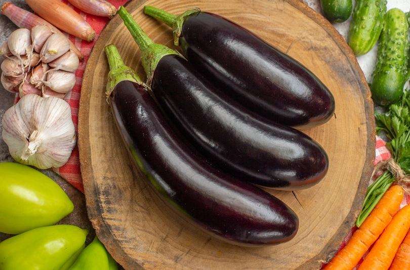 Salata de vinete reinterpretata: reteta clasica, variante moderne si trucuri de servire fara paine