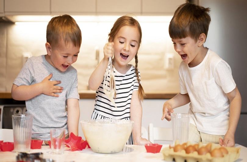 Activitate educativa si distractiva: 3 retete de briose pe care le poti pregati usor cu copiii in weekend
