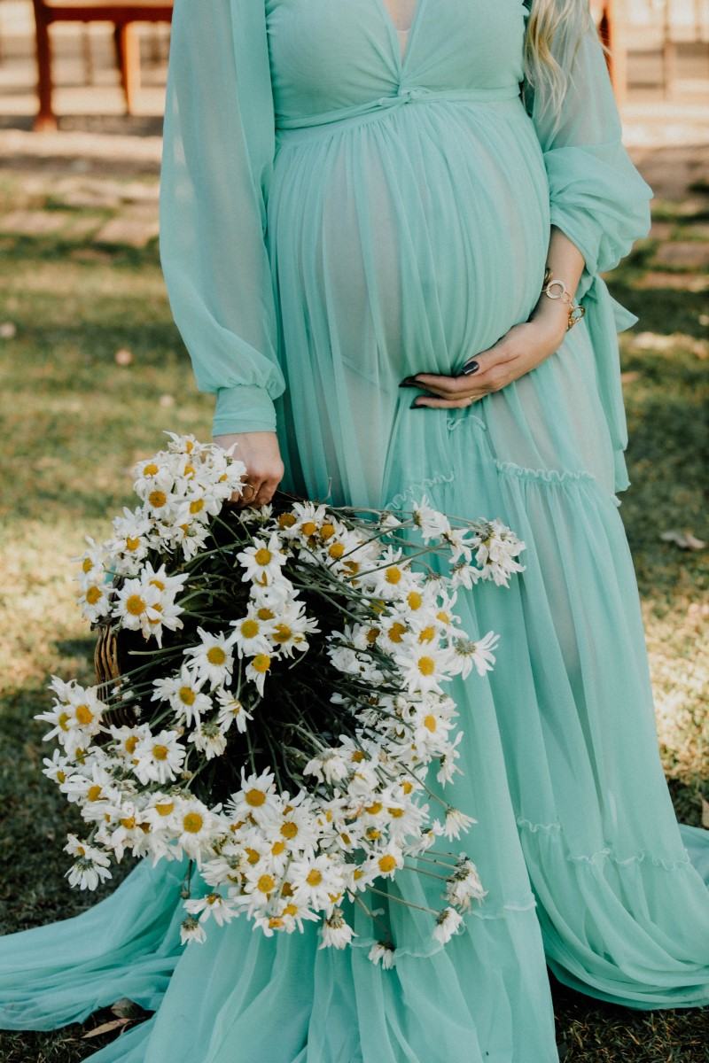 Fabuloase si magulitoare: alege rochii atemporale pentru gravide