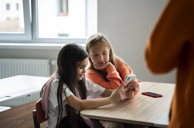 Cum schimba ChatGPT felul in care vorbesc copiii: efecte asupra limbajului si gandirii