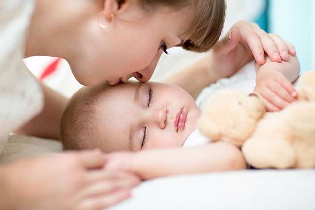 Cum doarme un bebelus in primele luni de viata