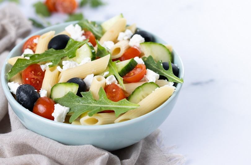 Reteta italiana de vara: Salata de paste rece cu mozzarella, rosii cherry si busuioc proaspat