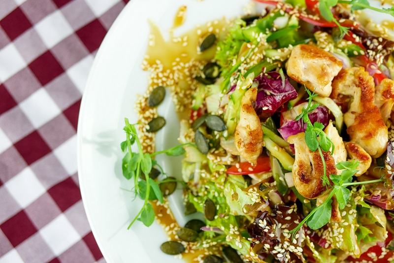 Salata peruana de pui, avocado si quinoa