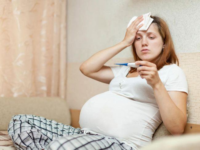 Studiu: Febra din timpul sarcinii are legatura cu autismul