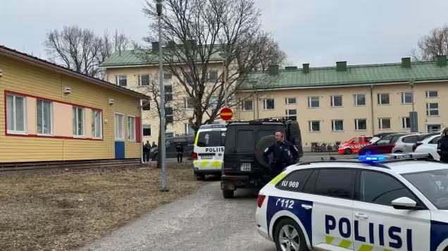 Un elev de 12 ani a impuscat mai multi copii la o scoala din Finlanda. Un elev a murit, iar doi au fost raniti