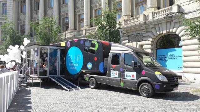 Camionul educatiei financiare a parcat in Piata Universitatii din Bucuresti