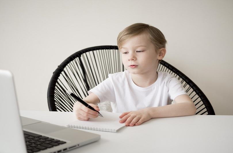 Scrisul de mana la copii: beneficii cognitive, varsta ideala si recomandari ale specialistilor