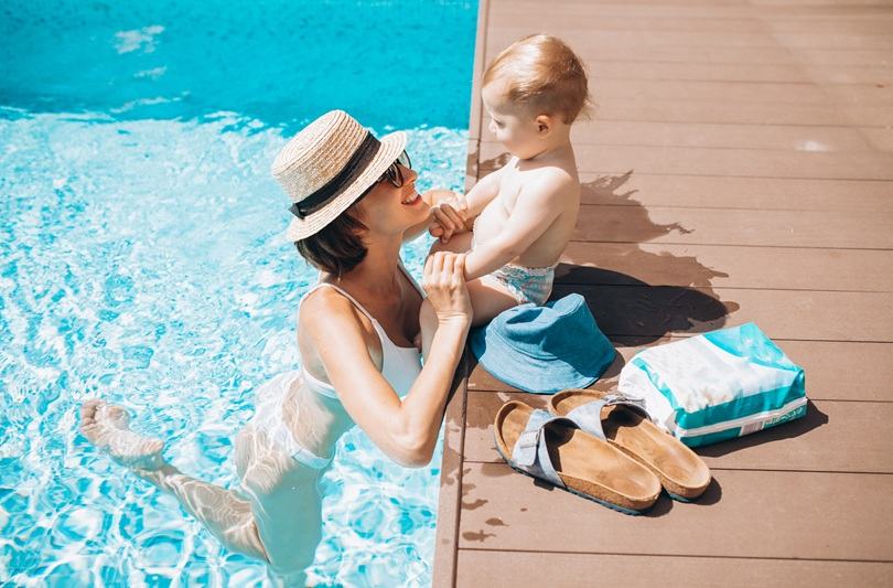 Prima baie in piscina sau la mare cu bebelusul: alegerea corecta a scutecului de inot