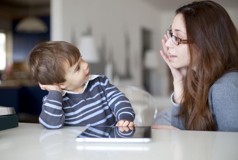 Montessori acasa: De ce nu e bine sa ii fortam pe copii sa spuna 
