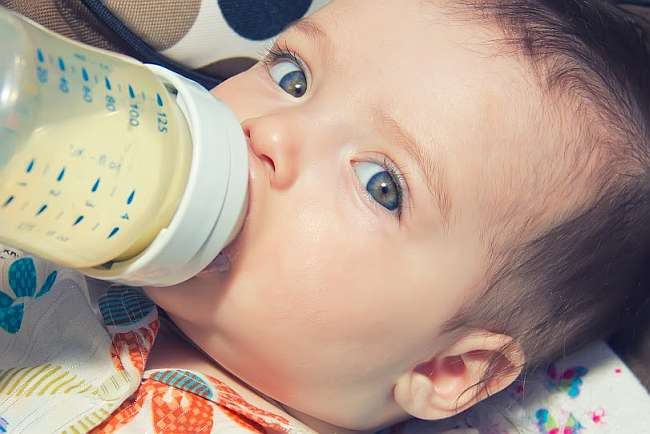 7 semne care ascund o alergie sau intoleranta a bebelusul la lapte