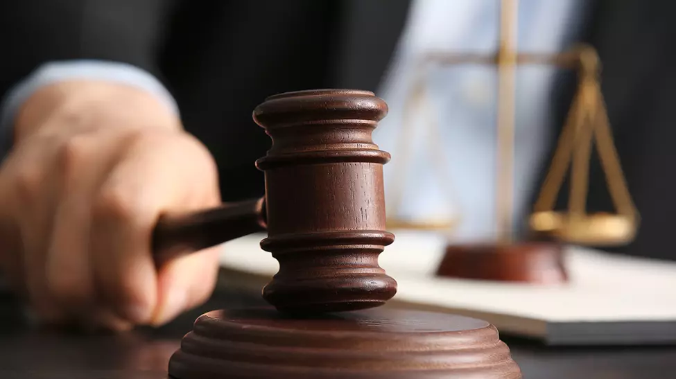 Parinti din Iasi, condamnati dupa moartea bebelusului lor. Nu au vrut scaun de copil in BMW pentru ca 