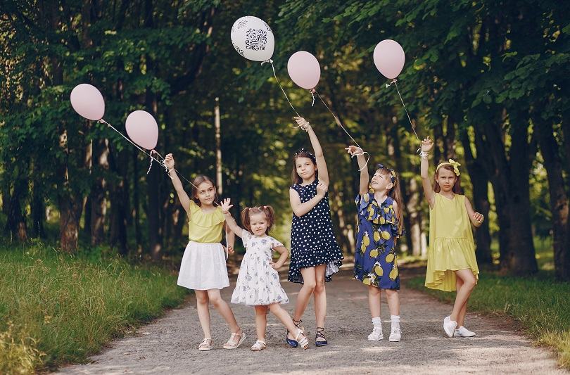 Serbari pe plaja la final de an scolar: noua tendinta din scolile si gradinitele din Romania