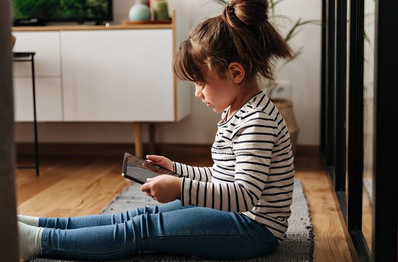 Control parental: cum iti protejezi copilul in mediul online fara sa distrugi increderea dintre voi