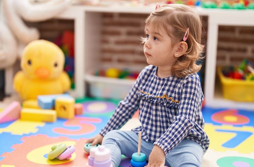 Copilul plange cand este lasat la cresa sau gradinita? Ritualul care il ajuta sa se adapteze mai usor