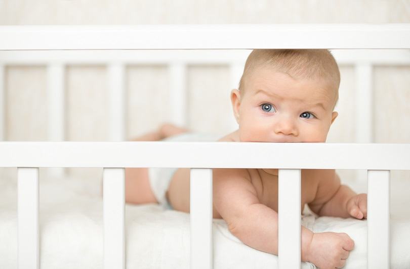 Cum previi caderea bebelusului din pat: reguli de siguranta si solutii practice