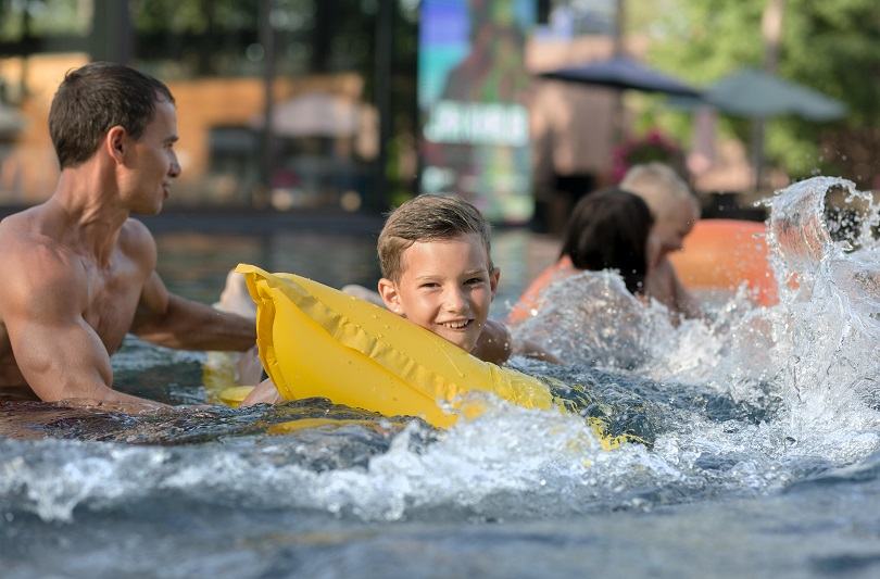 Siguranta copiilor la piscina si la mare: reguli esentiale pentru prevenirea accidentelor in apa