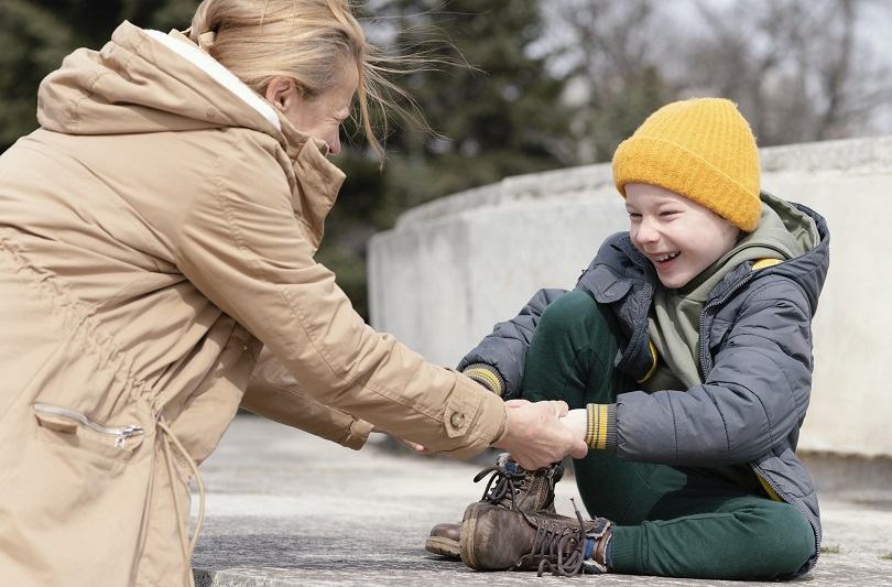 Copiii adoptati si nevoia de siguranta emotionala – cum ii ajuti, in functie de varsta