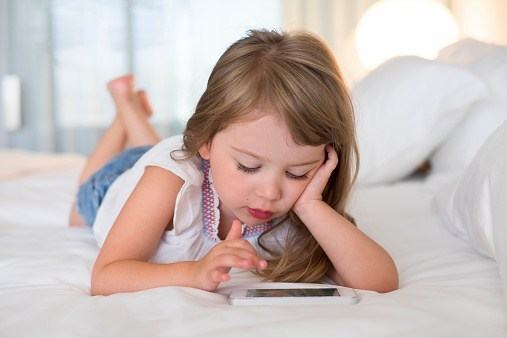 Capcanele abuzului de smartphone in educatia copilului. De ce sa renunti la 