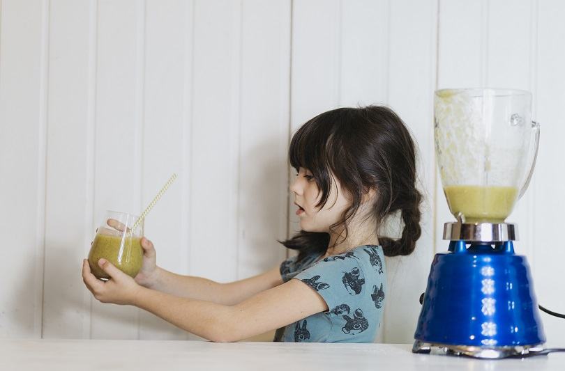 Alimentatia si emotiile la copii: cum pot fructele si sucurile naturale influenta starea de spirit