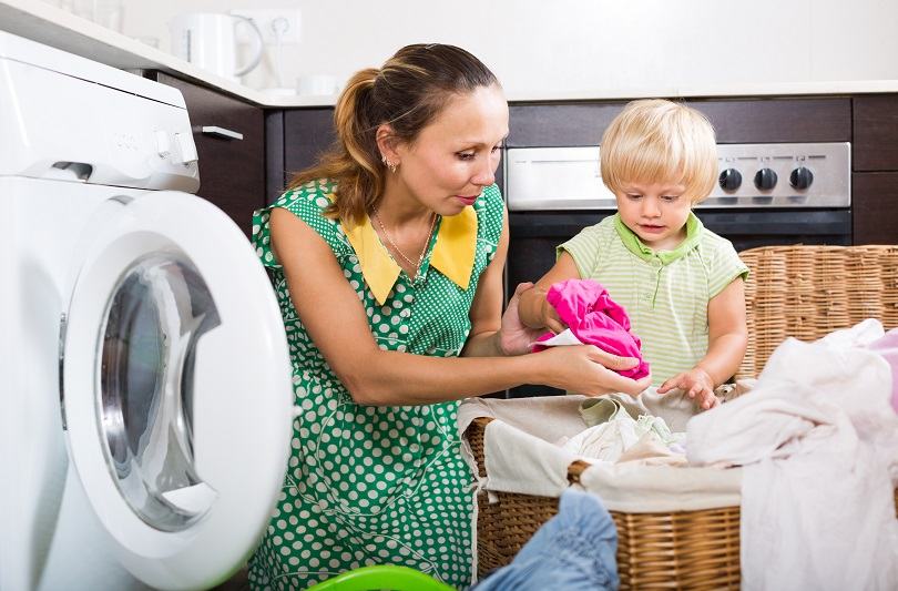 Solutii eficiente pentru hainele copiilor patate: cum scapi de pix, culori, plastilina si pete vechi
